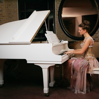 Kinga Krupa plays piano music by Liszt and Debussy