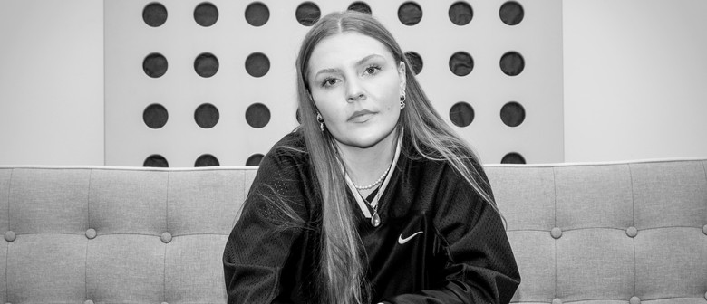 Sunday Sessions - Music with Hannah May!