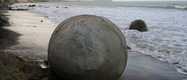 The Moeraki Boulders - Roadside Stories